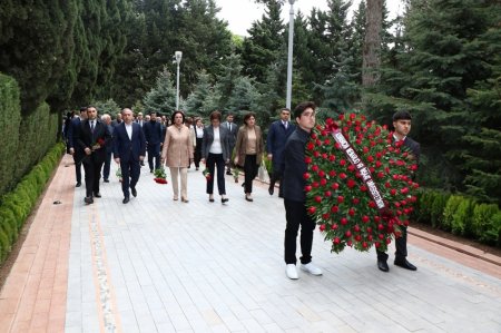 AzMİU-nun kollektivi Ulu Öndər Heydər Əliyevin məzarını ziyarət edib - FOTO