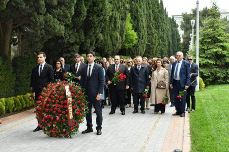 BSU kollektivi Fəxri xiyabanı ziyarət ediblər - FOTO