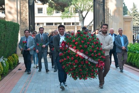 BMU-nun kollektivi Heydər Əliyevin məzarını ziyarət edib - FOTOLAR