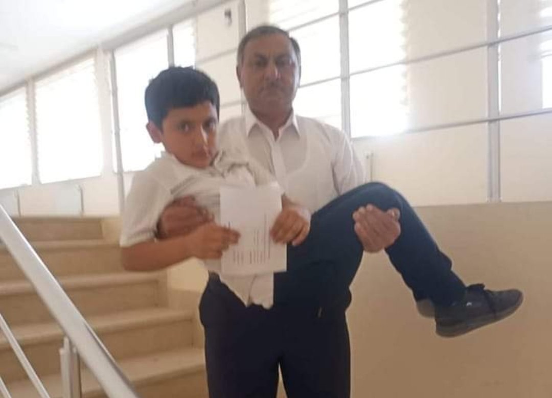 Müəllim ayağı zədələnən şagirdini qucağında imtahana gətirdi