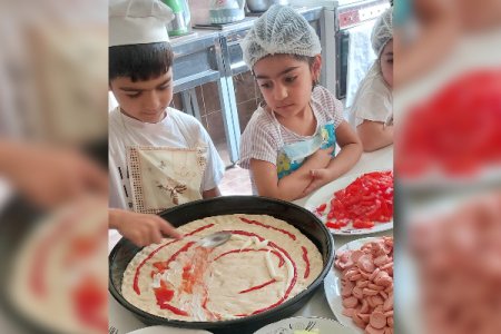 Bağçada uşaqlar pizza bişiriblər - FOTO