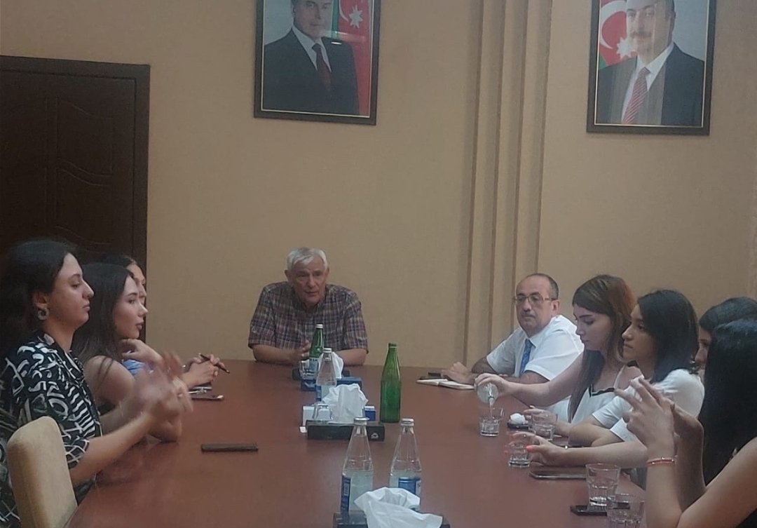 ADU-nun rektoru Xaricdə təhsil almaq hüququ qazanmış məzunlarla görüşüb
