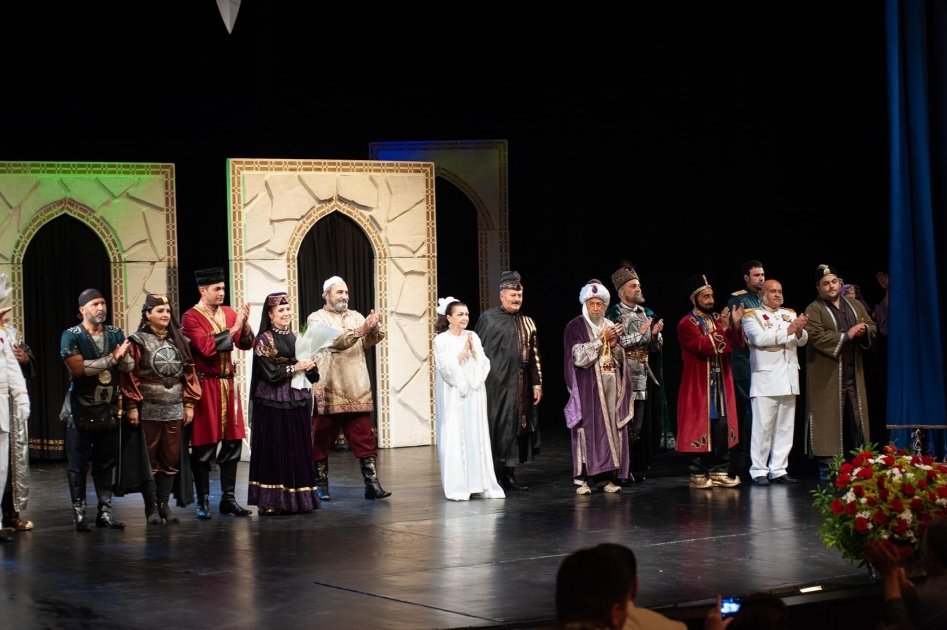 Akademik Milli Dram Teatrında yeni teatr mövsümünün açılışı olub