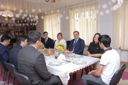 İcra başçısı Gəncə Uşaq Evinin tələbə adını qazanmış sakini ilə görüşüb - FOTO