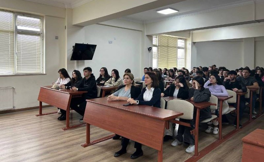 İstanbul Universitetinin dosenti UNEC tələbələrinə mühazirə oxuyub 