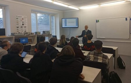 AzTU-nun professoru Belarusda tələbələrə mühazirə oxuyub