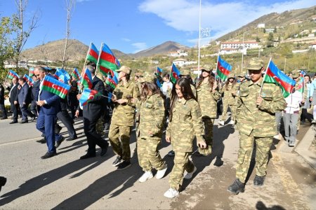 Elm və Təhsil Nazirliyi Müdafiə Nazirliyi ilə birgə Laçında “Bayraq yürüşü” keçirib - FOTOLAR