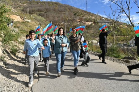 Elm və Təhsil Nazirliyi Müdafiə Nazirliyi ilə birgə Laçında “Bayraq yürüşü” keçirib - FOTOLAR