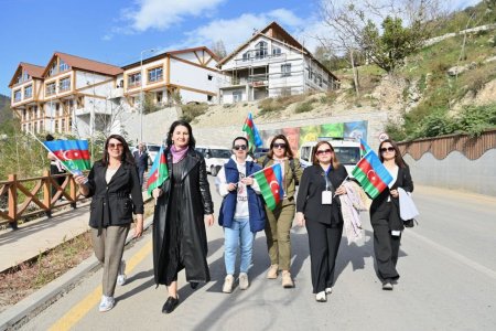 Elm və Təhsil Nazirliyi Müdafiə Nazirliyi ilə birgə Laçında “Bayraq yürüşü” keçirib - FOTOLAR