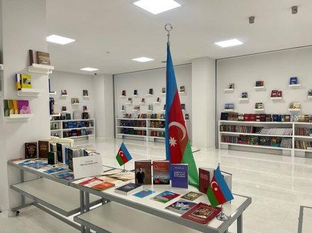 MEK-də Dövlət bayrağı və Konstitusiya günü ilə bağlı kitab sərgisi keçirilir - FOTO