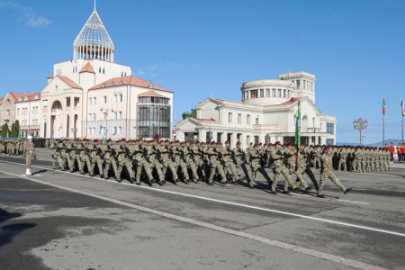 Prezident İlham Əliyev Xankəndidə hərbi paradda iştirak edib - FOTO 