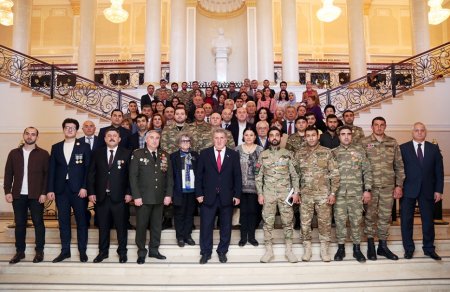 AMEA-da Zəfər Günü və Dövlət Bayrağı Gününə həsr olunmuş tədbir keçirilib - FOTO