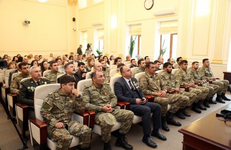 AMEA-da Zəfər Günü və Dövlət Bayrağı Gününə həsr olunmuş tədbir keçirilib - FOTO