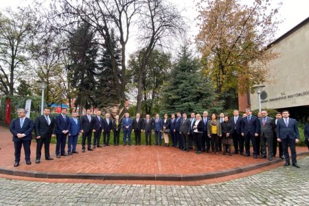 BDU əməkdaşları Ankara Universitetinin həyətində Heydər Əliyevin 2001-ci ildə əkdiyi ağacı ziyarət ediblər - FOTO