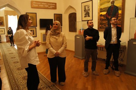 “The Man Booker”in mükafatçısı Nizami Muzeyinin qonağı olub - FOTO “The Man Booker”in mükafatçısı Nizami Muzeyinin qonağı olub - FOTO