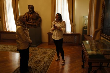 “The Man Booker”in mükafatçısı Nizami Muzeyinin qonağı olub - FOTO “The Man Booker”in mükafatçısı Nizami Muzeyinin qonağı olub - FOTO