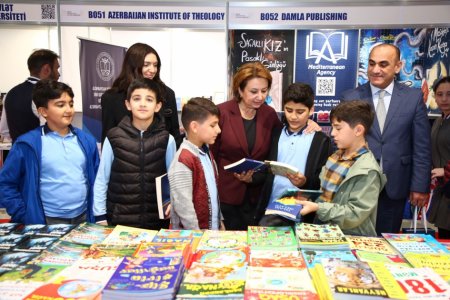 BŞTİ müdiri şagirdlərlə birgə Bakı Beynəlxalq Kitab Sərgisi ilə tanış olub - FOTOLAR