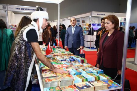 BŞTİ müdiri şagirdlərlə birgə Bakı Beynəlxalq Kitab Sərgisi ilə tanış olub - FOTOLAR