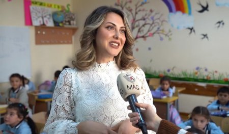 Maraqlı dərs metodu ilə fərqlənən müəllim və sevimli şagirdləri - VİDEO