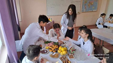 “Örnək müəllim” biologiya dərsində şagirdlərə təcrübə keçib - FOTOLAR