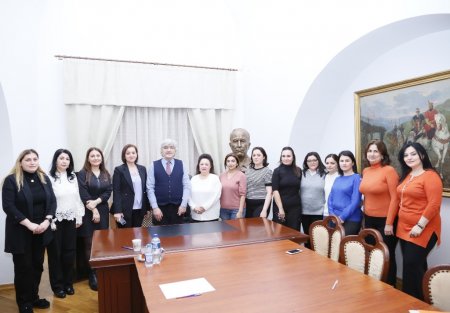 Türkiyəli professor Ədəbiyyat Muzeyində elmi jurnalların akademik bazalarda tanınması ilə bağlı məruzə edib - FOTO