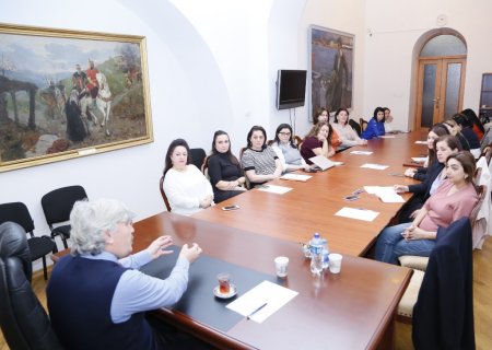 Türkiyəli professor Ədəbiyyat Muzeyində elmi jurnalların akademik bazalarda tanınması ilə bağlı məruzə edib - FOTO