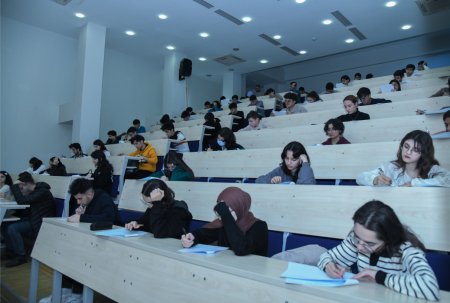 Tələbələr üçün koreyalı professorlar tərəfindən imtahan keçirilib