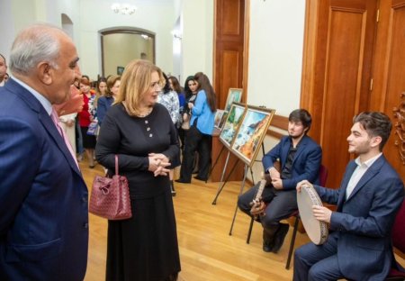 UNEC-də Mədəniyyət və İncəsənət Universitetinin 100 illik yubileyinə həsr olunmuş sərgi - FOTO