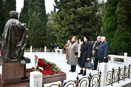 AMEA-nın kollektivi Ulu Öndər Heydər Əliyevin məzarını ziyarət edib - FOTO