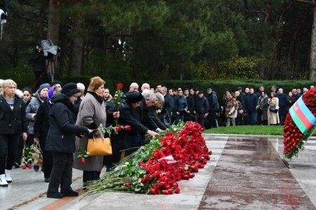 AMEA-nın kollektivi Ulu Öndər Heydər Əliyevin məzarını ziyarət edib - FOTO