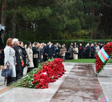 AMEA-nın kollektivi Ulu Öndər Heydər Əliyevin məzarını ziyarət edib - FOTO