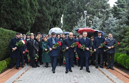 Elm və Təhsil Nazirliyinin kollektivi Fəxri xiyabanda olub - FOTO