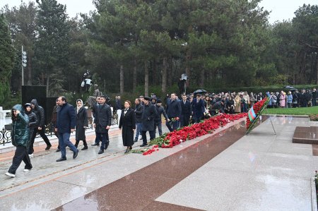 Elm və Təhsil Nazirliyinin kollektivi Fəxri xiyabanda olub - FOTO