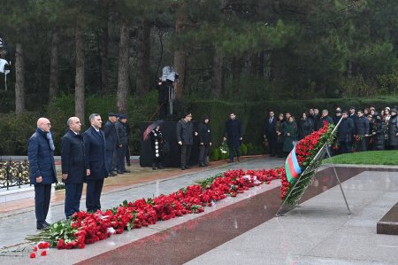 Elm və Təhsil Nazirliyinin kollektivi Fəxri xiyabanda olub - FOTO