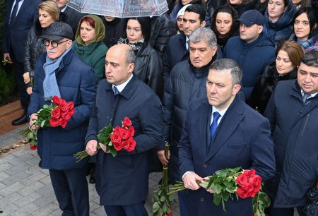 Elm və Təhsil Nazirliyinin kollektivi Fəxri xiyabanda olub - FOTO