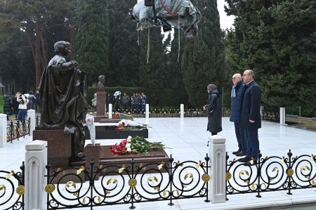 Elm və Təhsil Nazirliyinin kollektivi Fəxri xiyabanda olub - FOTO