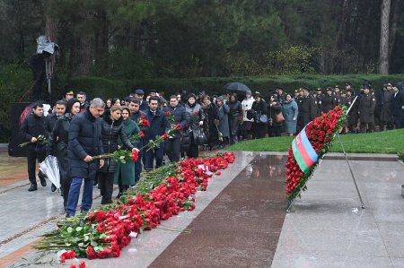 Elm və Təhsil Nazirliyinin kollektivi Fəxri xiyabanda olub - FOTO