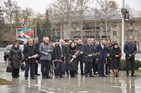 MDU kollektivi Ulu Öndərin abidəsini ziyarət edib - FOTO