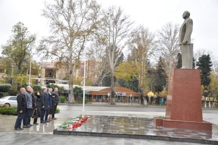 MDU kollektivi Ulu Öndərin abidəsini ziyarət edib - FOTO