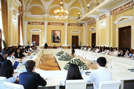 Bakı məktəblilərinin müəllifi olduğu "Heydər Əliyev və Azərbaycan tarixi" kitabı çap edilib - FOTO