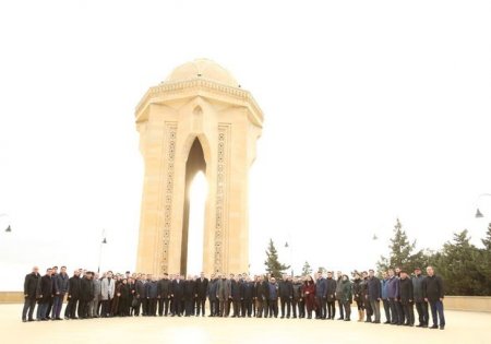 Peşə bayramı münasibətilə Azərbaycan vəkil korpusu Fəxri xiyabanı və Şəhidlər xiyabanını ziyarət edib - FOTO