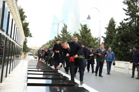 Peşə bayramı münasibətilə Azərbaycan vəkil korpusu Fəxri xiyabanı və Şəhidlər xiyabanını ziyarət edib - FOTO