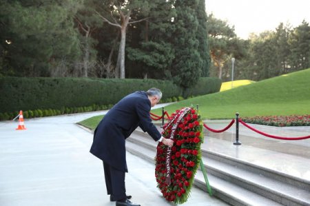 Peşə bayramı münasibətilə Azərbaycan vəkil korpusu Fəxri xiyabanı və Şəhidlər xiyabanını ziyarət edib - FOTO