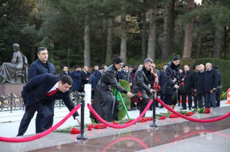 Peşə bayramı münasibətilə Azərbaycan vəkil korpusu Fəxri xiyabanı və Şəhidlər xiyabanını ziyarət edib - FOTO