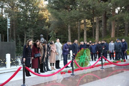 Peşə bayramı münasibətilə Azərbaycan vəkil korpusu Fəxri xiyabanı və Şəhidlər xiyabanını ziyarət edib - FOTO