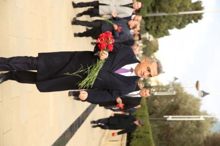 Peşə bayramı münasibətilə Azərbaycan vəkil korpusu Fəxri xiyabanı və Şəhidlər xiyabanını ziyarət edib - FOTO