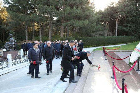 Peşə bayramı münasibətilə Azərbaycan vəkil korpusu Fəxri xiyabanı və Şəhidlər xiyabanını ziyarət edib - FOTO