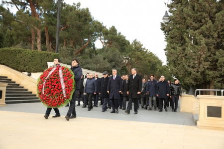 Peşə bayramı münasibətilə Azərbaycan vəkil korpusu Fəxri xiyabanı və Şəhidlər xiyabanını ziyarət edib - FOTO