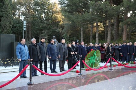 Peşə bayramı münasibətilə Azərbaycan vəkil korpusu Fəxri xiyabanı və Şəhidlər xiyabanını ziyarət edib - FOTO