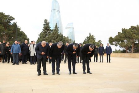 Peşə bayramı münasibətilə Azərbaycan vəkil korpusu Fəxri xiyabanı və Şəhidlər xiyabanını ziyarət edib - FOTO